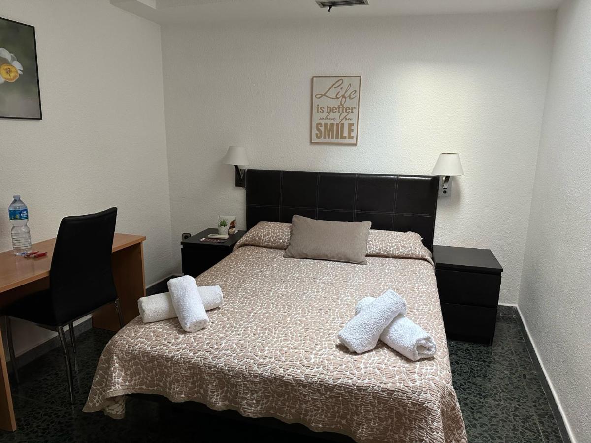 Hostal Alogar Барселона Экстерьер фото