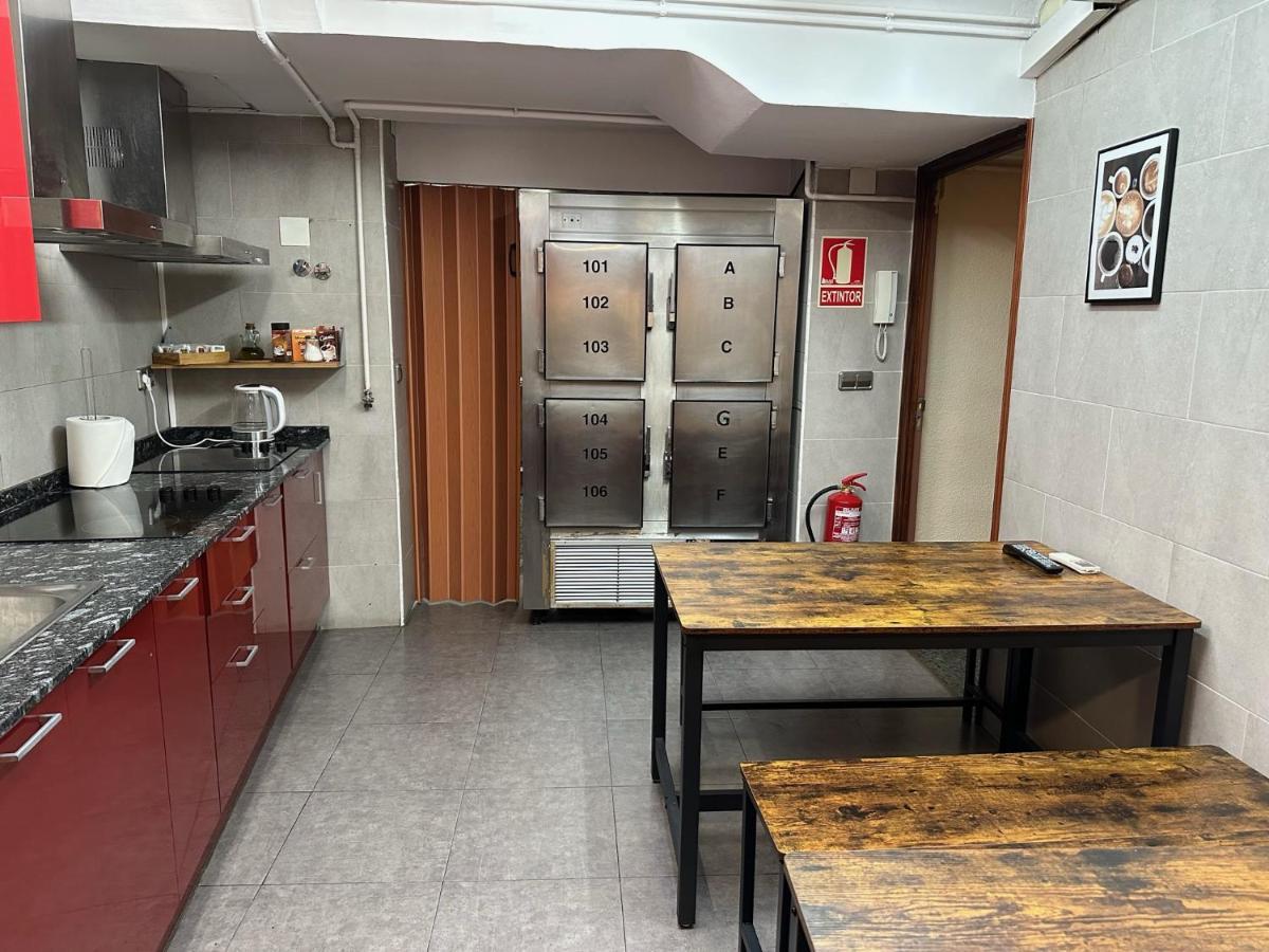 Hostal Alogar Барселона Экстерьер фото