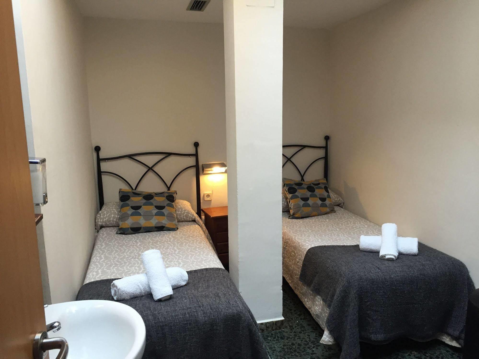 Hostal Alogar Барселона Экстерьер фото
